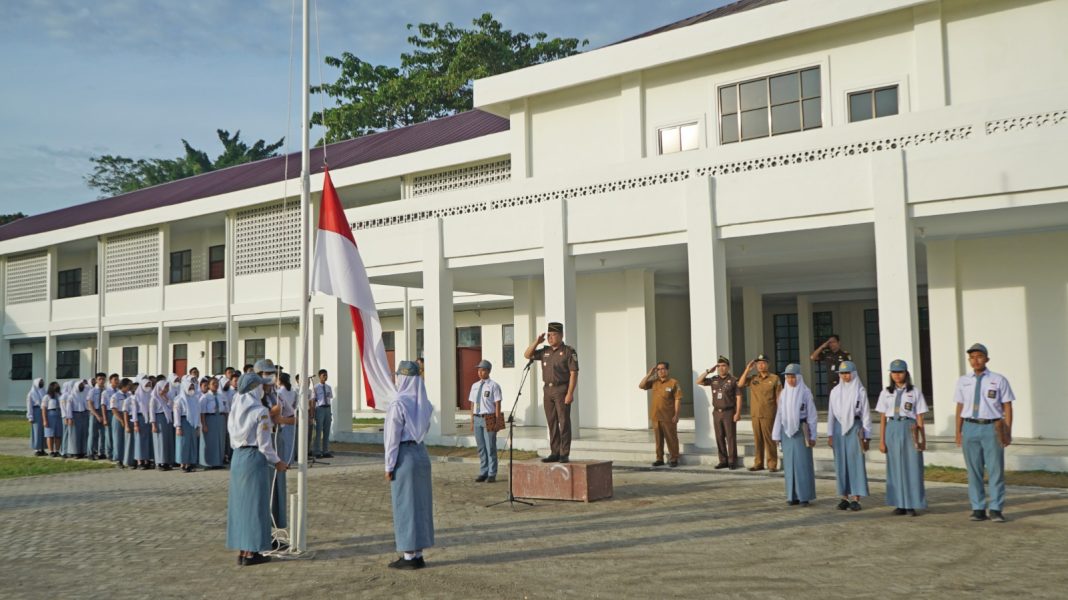 Koordinator Bidang Intel Kejati Sumut Nanang Dwi Priharyadi jadi inspektur upacara bendera di SMA Negeri 2 Medan.