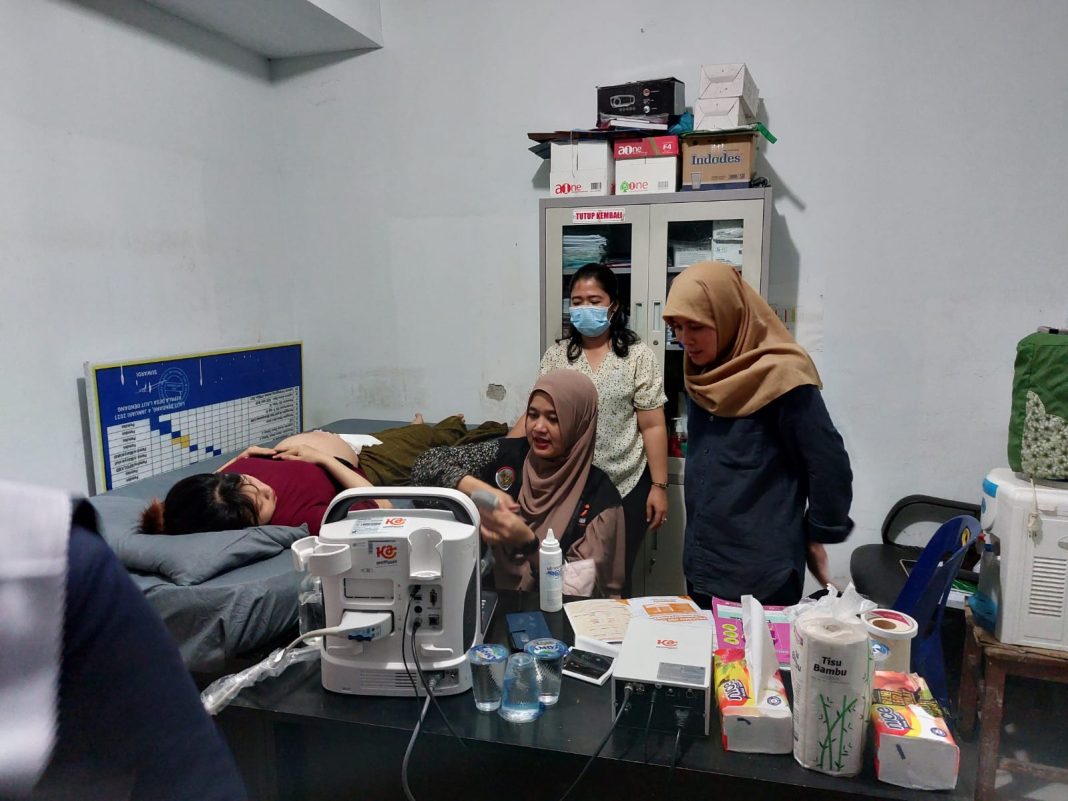 Gerakan Kawan Awen memberikan pemeriksaan USG gratis kepada warga Deliserdang yang dilaksanakan di Kantor Desa Laut Dendang.