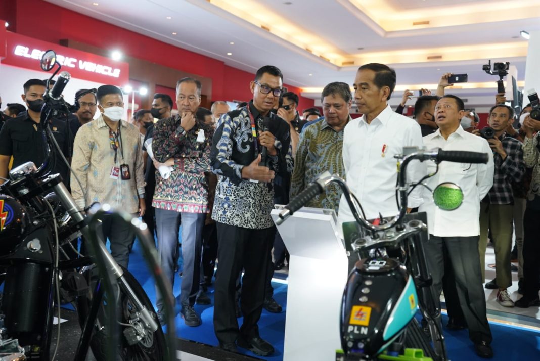 Presiden RI Joko Widodo saat membuka pameran otomotif tahunan The 30th IIMS 2023 di Kebayoran.