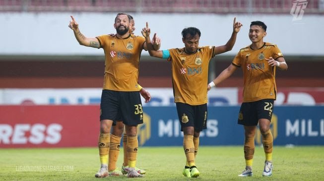 Pemain Bhayangkara FC rayakan kemenangan atas Persis Solo dalam pertandingan pekan ke-22 BRI Liga 1 yang berlangsung di Stadion Maguwoharjo, Sleman.