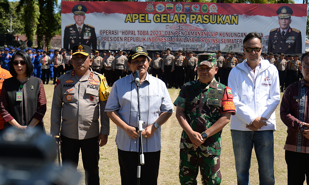 Staf Ahli Gubernur Bidang Hukum, Politik dan Pemerintahan Binsar Situmorang menyampaikan keterangan kepada jurnalis usai apel Operasi Hopal Toba 2023 dan Pengamanan VVIP, di Lapangan Bola Kompi Senapan A Yonif 125, Kabupaten Toba.