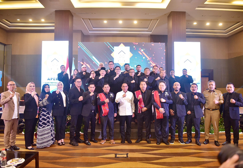 Gubernur Sumut Edy Rahmayadi foto bersama dengan lainnya saat menghadiri pelantikan Pengurus Apersi di Hotel Santika Premiere Dyandra Hotel & Convention, Medan.