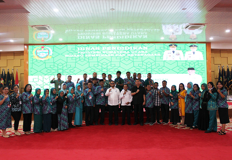 Kepala Dinas Kesehatan Sumut Asren Nasution foto bersama dengan lainnya pada acara pembukaan, di Aula Tengku Rizal Nurdin, Rumah Dinas Gubernur Sumut, Jalan Jenderal Sudirman, Nomor 41 Medan.