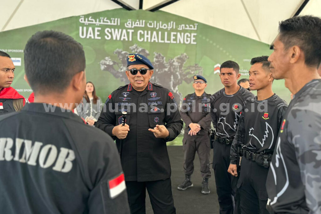 Dankorbrimob Polri Komjen Pol Anang Revandoko MIKom memberi arahan secara langsung kepada para personel terbaik Korps Brimob Polri yang sedang mengikuti perlombaan UAE Swat Challenge 2023 ke-empat di Al Raweyah, Dubai, UEA.