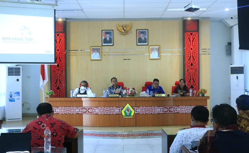 Pj Sekda Samosir Drs Waston Simbolon membuka FGD penataan Kawasan Water Front City Pangururan dan Kawasan Tele KSPN Danau Toba, di Aula Kantor Bupati Samosir.