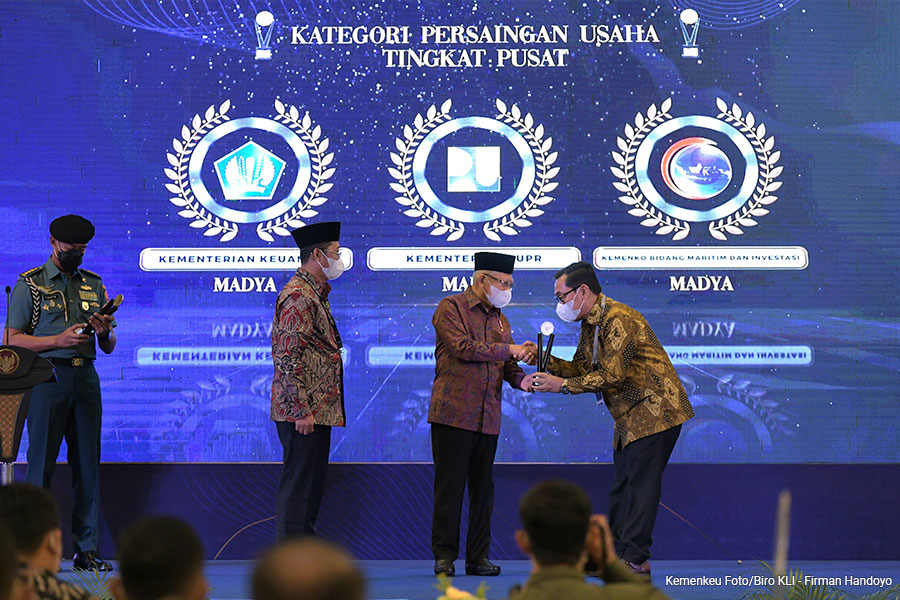 Wapres RI KH Ma’ruf Amin menyerahkan penghargaan KPPU Award 2023 kepada Staf Khusus Bidang Komunikasi Strategis Yustinus Prastowo yang mewakili Menteri Keuangan RI di Grand Ballroom Hotel Indonesia Kempinski Jakarta.