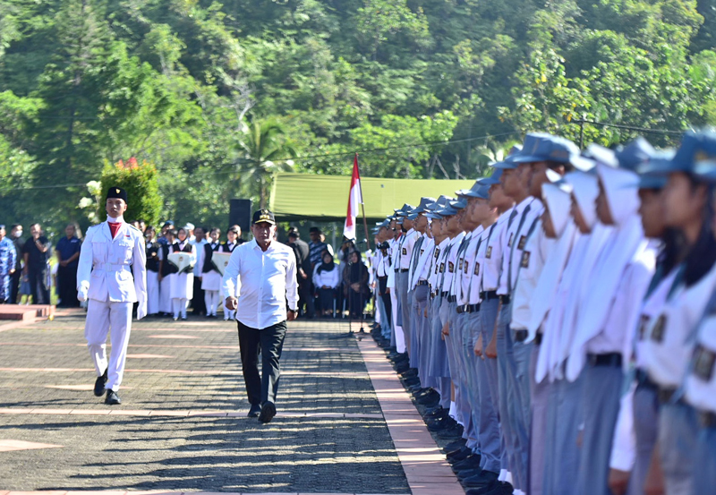 Gubernur Sumut Edy Rahmayadi mengukuhkan Satuan Pendidikan Aman Bencana wilayah Cabang Disdik Sibolga (Sibolga-Tapteng) di Lapangan Upacara SMA Negeri 1 Plus Matauli, Kecamatan Pandan, Kabupaten Tapteng.