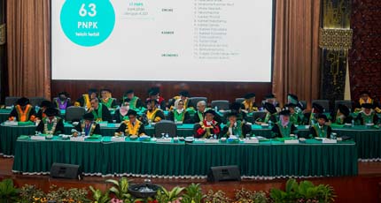 Wakil Menkes RI Dante Saksono Harbuwono saat menghadiri Orasi Ilmiah Pengukuhan Guru Besar Universitas Andalas bertajuk ''Integrasi Pendidikan dan Pelayanan Kesehatan Pada Era Post Genomic,'' di Gedung Convention Hall, Padang.