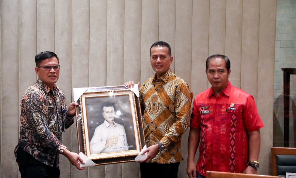 Lukisan diserahkan langsung Kepala Rutan Kelas I Medan Nimrot Sihotang kepada Wakil Gubernur Sumut Musa Rajekshah usai melakukan audiensi dan silaturahmi di JW Marriot Medan.