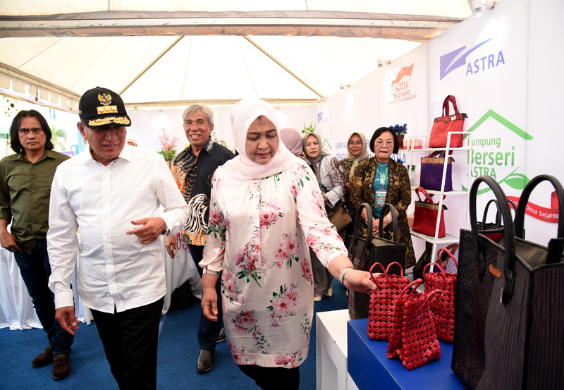 Gubernur Sumut Edy Rahmayadi dan Ketua TP PKK Sumut Nawal Lubis memborong apa yang dijual di setiap stan pameran HPN 2023 di Lapangan Astaka, Jalan Pancing, Deliserdang.