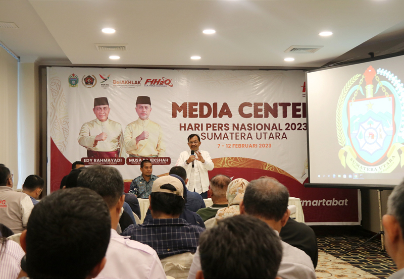 Kepala Dinas Kominfo Provinsi Sumut Ilyas S Sitorus melakukan jumpa pers di Media Centre HPN 2023 di Hotel Grand Mercure, Jalan Sutomo Nomor 1 Medan.