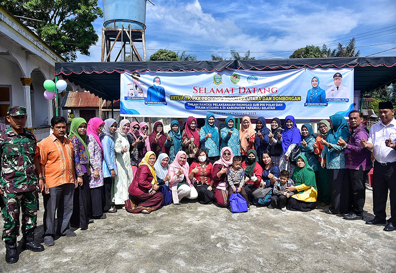 Ketua TP PKK Sumut Nawal Lubis menyempatkan diri mendatangi lokasi pelaksanaan vaksinasi Polio di Kelurahan Beringin, Kecamatan Sipirok, Kabupaten Tapsel.