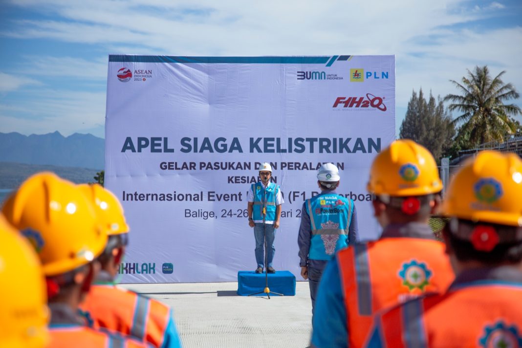 GM PLN UID Sumut Tonny Bellamy melakukan apel siaga kelistrikan serta gelar pasukan dan peralatan kesiapan kejuaraan dunia F1 Powerboat di Balige.