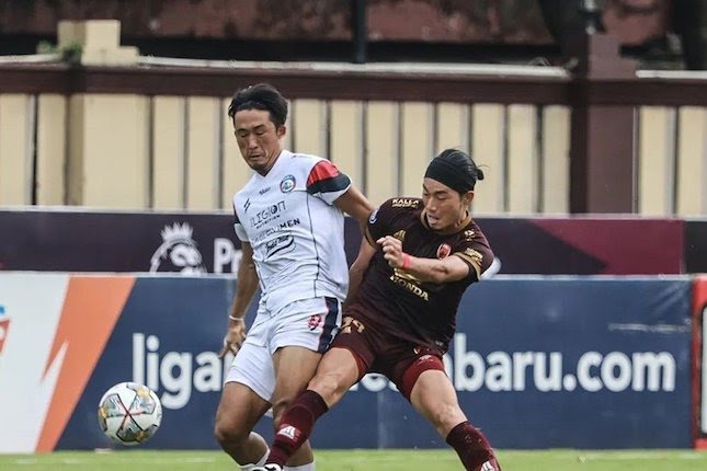 Duel Renshi Yamaguchi dan Kenzo Nambu dalam laga BRI Liga 1 2022/2023 Arema FC lawan PSM Makassar.