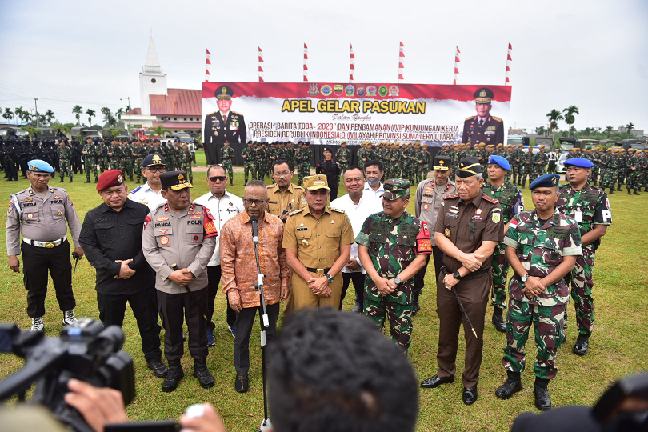 Ketua Umum PWI Pusat Atal S Depari memberikan keterangan kepada wartawan usai Apel Gelar Pasukan Barita Toba dan Pengamanan VVIP  di Lapangan Bola Mapolda Sumut, Jalan Sisingamangaraja KM 10,5, Medan