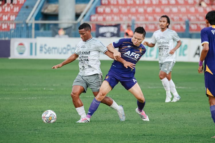 Pemain Bali United, Eber Bessa (kiri) mendapatkan kawalan kapten Persik, Arthur Irawan (kanan) dalam pekan ke-24 Liga 1 2022/2023.