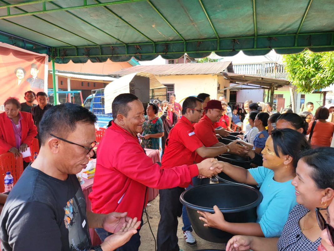 Ketua DPD PDI Perjuangan Sumut Sumut Drs Rapidin Simbolon MM bersama pengurus partai melakukan kegiatan bakti sosial kepada petani dan nelayan di Kota Sibolga dan Kabupaten Tapteng, dengan membagikan bantuan pupuk dan peralatan nelayan.