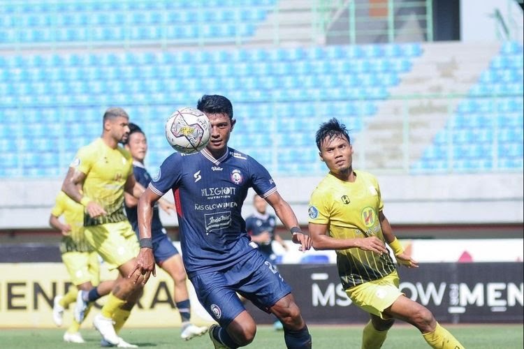 Suasana pertandingan antara Arema FC vs Barito Putera pada laga pekan ke-25 Liga 1 2022/2023 di Stadion Patriot Chandra Bhaga.