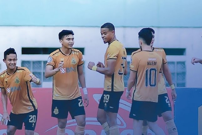 Skuad Bhayangkara FC merayakan golnya ke gawang Madura United di pekan ke-26 BRI Liga 1 2022/2023 di Stadion Wibawa Mukti.