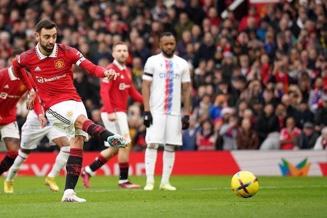 Pemain Manchester United Bruno Fernandes mengeksekusi penalti saat melawan Crystal Palace pada laga pekan ke-22 Premier League 2022/2023.