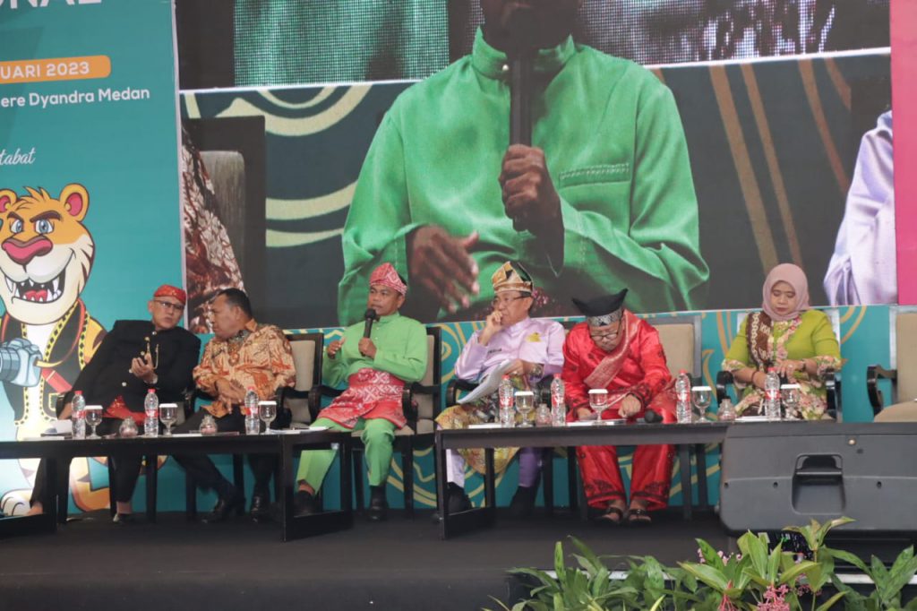 Bupati Sergai H Darma Wijaya saat menjadi narasumber dengan inovasi ”Program Cetak Sawah Mandiri” pada Dialog Anugerah Kebudayaan PWI di Hotel Santika Dyandra Medan.