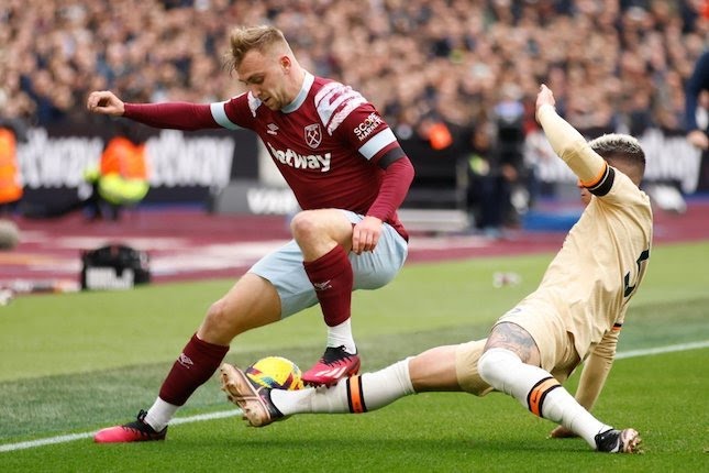 Pemain West Ham Jarrod Bowen berduel dengan pemain Chelsea Enzo Fernandez di pekan ke-23 Premier League 2022/2023.