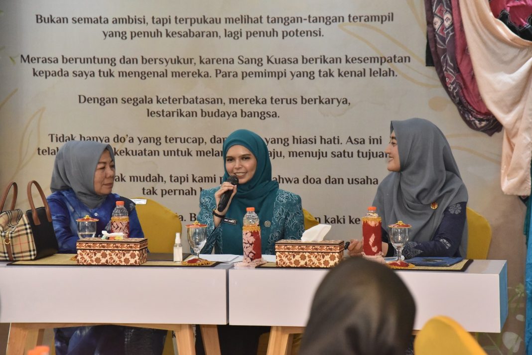 Ketua Dekranasda Banjar Baru Vivi Mar’i Zubaidi memberikan kata sambutan saat tim Dekranasda Batubara melakukan study tiru ke Dekranasda Banjar Baru, Kalimantan Selatan.