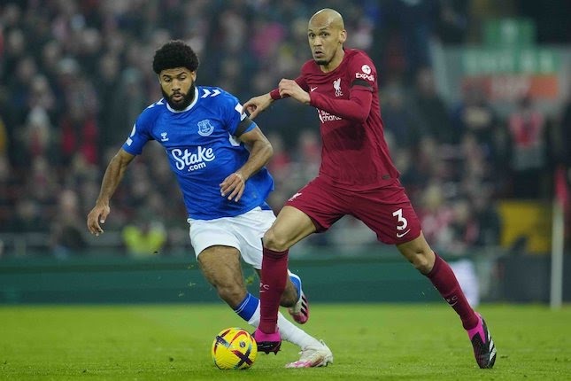 Fabinho berduel dengan Ellis Simms dalam laga Liverpool vs Everton di Premier League 2022/2023.