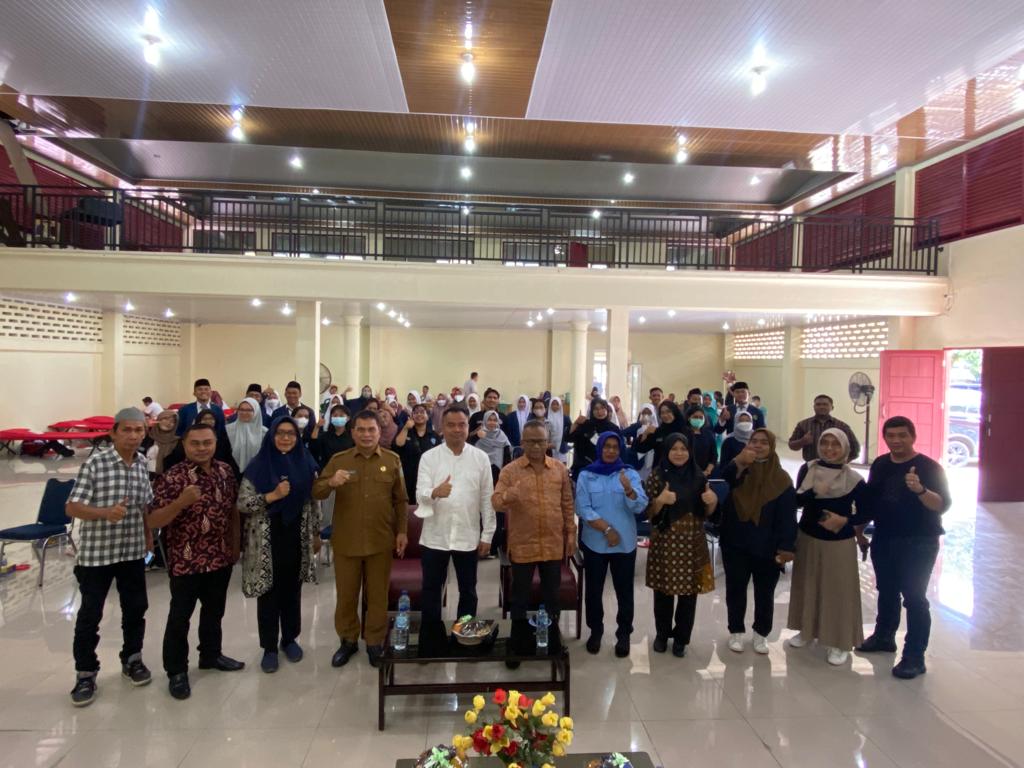 Ketua Umum PWI Pusat Atal S Depari, Ketua PWI Sumut Farianda Putra Sinik foto bersama dengan narasumber dan peserta di acara Donor Darah dan Seminar Edukasi Pencegahan Stunting Sejak Dini di Gedung PWI Sumut Parada Harahap, Jalan Adinegoro Medan.