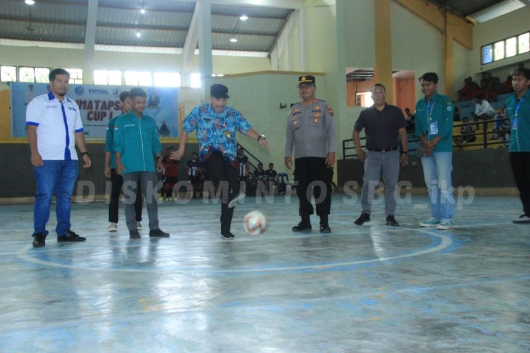 Staf Ahli Bidang Kemasyarakatan dan SDM Sibolga Drs H Yasman MM membuka turnamen Futsal Cup I melakukan tendangan pertama tanda dimulainya turnamen, di GOR Parombunan, Jalan Jenderal Sudirman, Kelurahan Aek Parombunan, Kecamatan Sibolga Selatan.