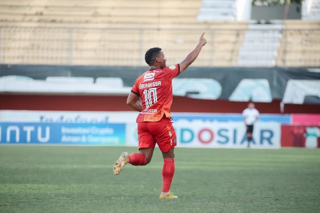 Gelandang Bali United Eber Bessa merayakan gol yang dicetaknya pada menit ke-32 melalui tendangan bebas saat melawan Persebaya di Stadion Maguwoharjo, Sleman.