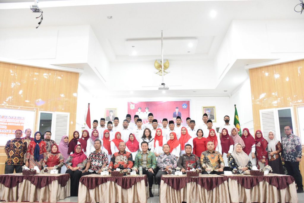 Wakil Bupati Sergai H Adlin Umar Yusri Tambunan ST MSP foto bersama usai menghadiri pelantikan pengurus MKKS SMP Swasta dan K3S SD Swasta periode 2023-2026 Kabupaten Sergai, di Aula Sultan Serdang, Komplek Kantor Bupati Sergai, Sei Rampah.