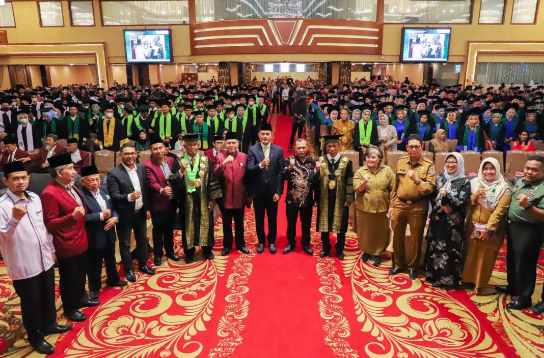 Wakil Gubernur Sumut Musa Rajekshah menghadiri acara Wisuda Lulusan UISU Periode I Tahun Akademik 2022-2023 yang digelar di Selecta Convention Hall, Jalan Listrik Medan.