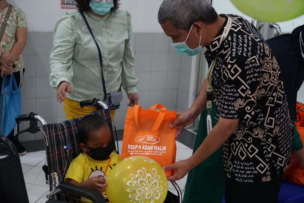 Direktur SDM, Pendidikan dan Umum RSUP H Adam Malik Drs Jintan Ginting Apt MKes memberikan bingkisan usai memberikan kata sambutan peringatan Hari Kanker Anak Sedunia.