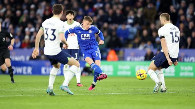 Momen ketika Harvey Barnes mencetak gol keempat Leicester.