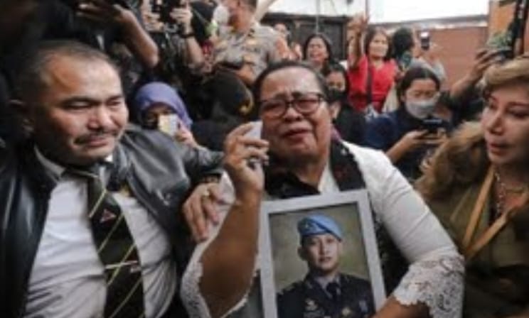 Ibu Nofriansyah Yosua Hutabarat atau Brigadir J, Rosti Simanjuntak memeluk foto almarhum anaknya Brigadir J.