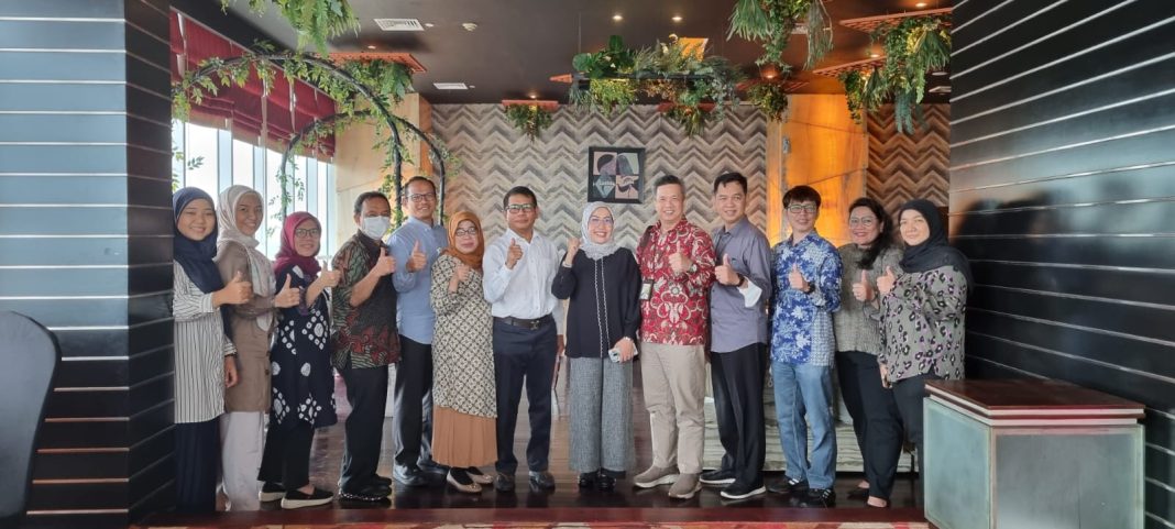 Ketua IDI Sumut dr Ramlan Sitompul SpTHT-BKL SubSp FPR (K) foto bersama dengan Deputi Direksi Wilayah I BPJS Kesehatan Sumut-Aceh dr Mariamah MKes dan lainnya usai mengadakan coffee morning dengan mengundang BPJS Kesehatan dan BPJS Ketenagakerjaan.