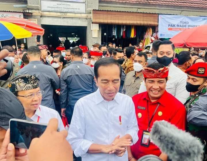 Presiden Jokowi dalam keterangannya kepada media seusai mengunjungi Pasar Baturiti, Kabupaten Tabanan, Provinsi Bali.