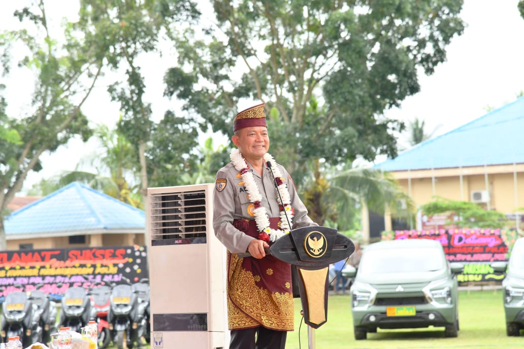 Komjen Pol Arief Sulistyanto bersama rombongan tiba di Batubara dengan menggunakan helikopter dan mendarat di Lapangan Perkebunan PT Lonsum, Kecamatan Lima Puluh.