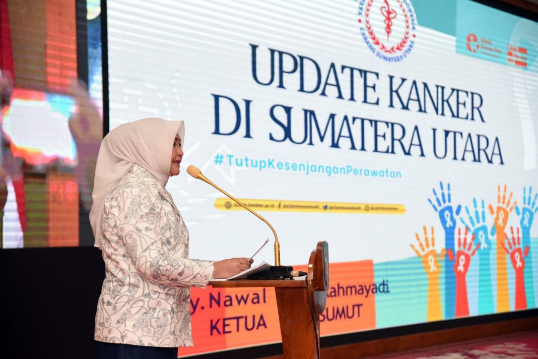 Sekda Provinsi Sumut Arief S Trinugroho, Ketua YKI Provinsi Sumut Nawal Lubis bersama Sekretaris YKI Sumut Zahara Nasution, Kepala Dinas Kesehatan Provinsi Sumut dr Alwi Mujahit Hasibuan MKes, serta Ketua Umum YKI Pusat Prof DR dr Aru Wisaksono Sudoyo SpPD KHOM pada acara World Cancer Day 2023 di Aula Tengku Rizal Nurdin, Jalan Jenderal Sudirman, Nomor: 41 Medan.