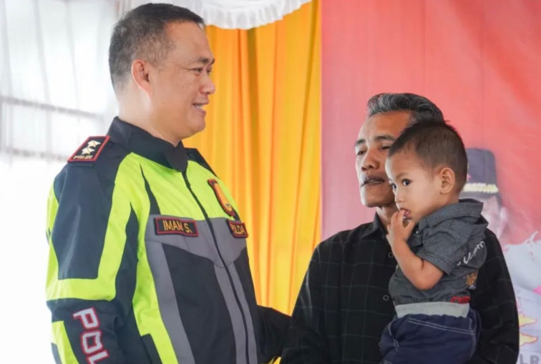 Kapolda Kaltim Irjen Pol Drs Imam Sugianto MSi memberikan tali asih kepada beberapa anak penderita stunting di Kecamatan Samboja dan Kecamatan Sanga-sanga.