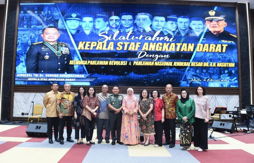 Kasad Jenderal TNI Dr Dudung Abdurachman didampingi istri foto bersama dengan keluarga 10 Pahlawan Revolusi dan keluarga Jenderal Besar AH Nasution pada acara silaturahmi yang digelar di Aula Jatikusumo, Markas Besar Angkatan Darat.