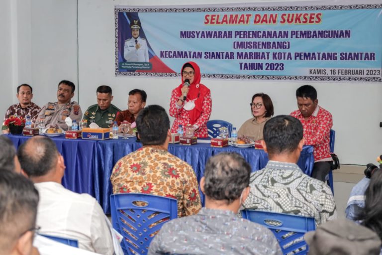 Wali Kota Pematangsiantar dr Susanti Dewayani SpA usai membuka Musrenbang Kecamatan Siantar Marihat, di Aula Kantor Camat Siantar Marihat.