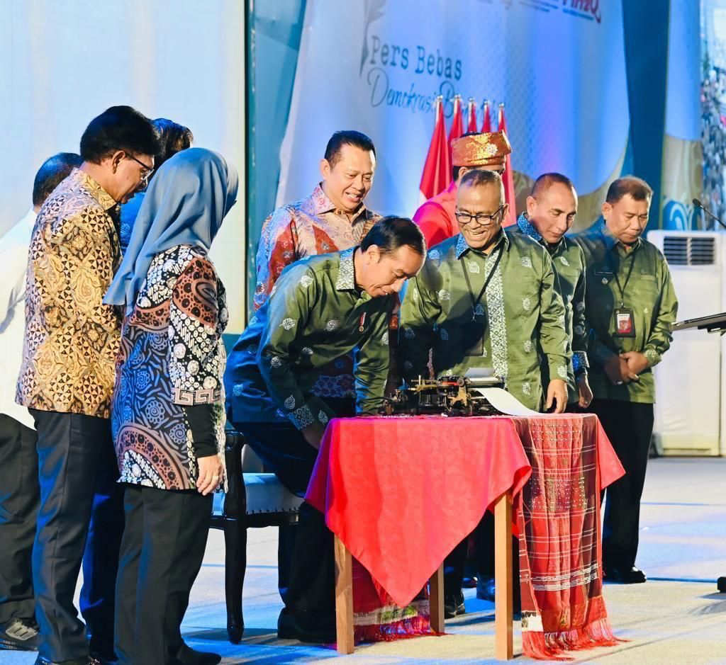 Presiden Jokowi mengetik tulisan 