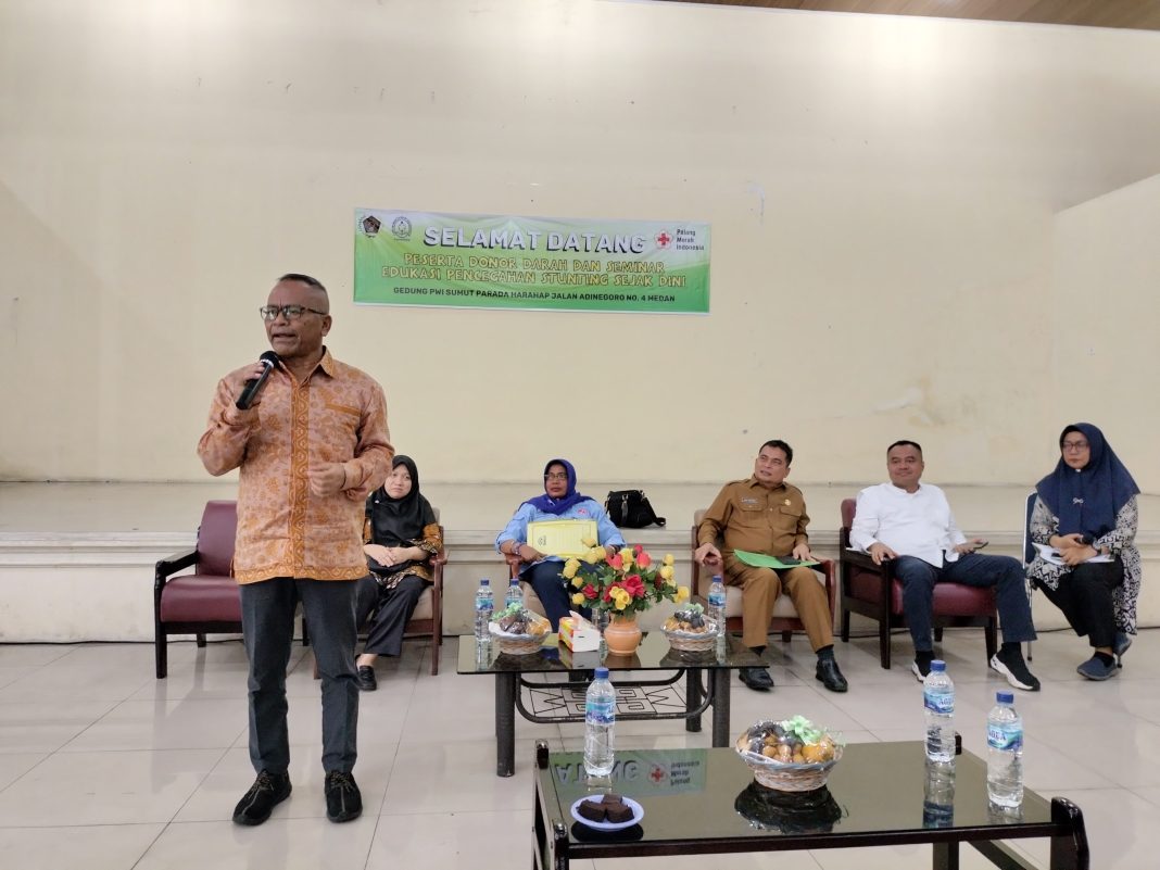 Ketua Umum PWI Pusat Atal S Depari memberikan kata sambutan di acara Forwakes Sumut dan PWI Sumut bekerjasama dengan PMI Cabang Medan menggelar kegiatan Donor Darah dan Seminar Edukasi Pencegahan Stunting Sejak Dini di Gedung PWI Sumut Parada Harahap, Jalan Adinegoro Medan.