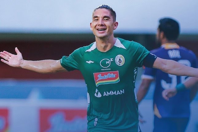 Gelandang PSS Sleman Kim Kurniawan merayakan golnya ke gawang Persik Kediri di pekan ke-32 BRI Liga 1 2022/2023 di Stadion Maguwoharjo.