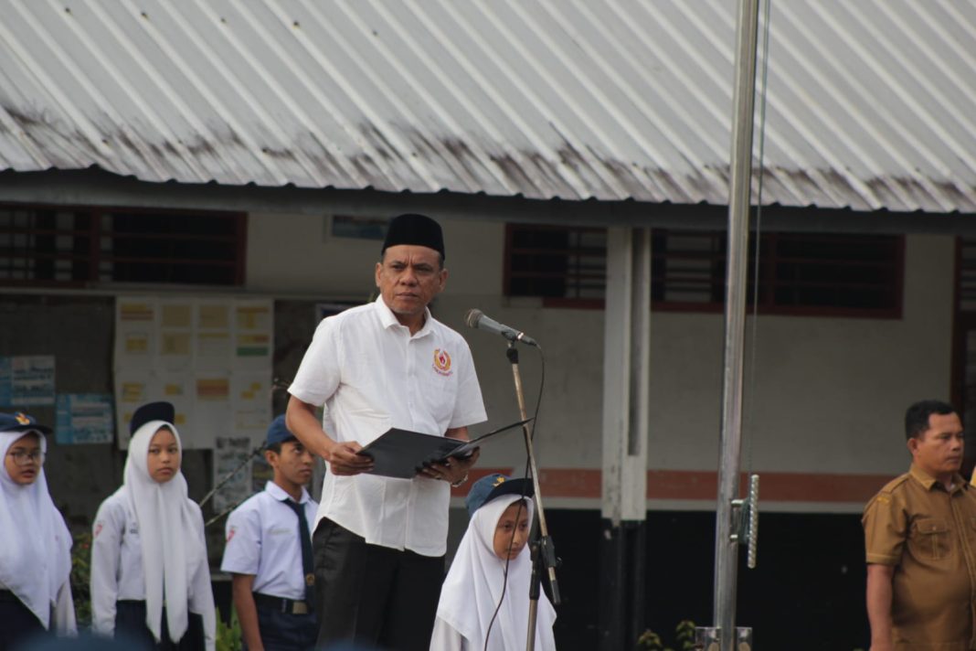 Ketua KONI Labuhanbatu Ahmad Sofyan Ritonga menjadi Irup pengibaran bendera Merah Putih di SMP Negeri 1 Rantau Selatan, saat KONI masuk sekolah untuk menjaring bibit-bibit atlet olahraga prestasi.