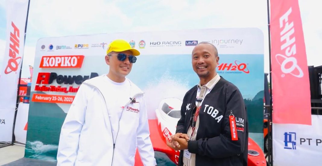 Wakil Gubernur Sumut Musa Rajekshah saat membuat konten bersama YouTuber terkenal Fitra Eri di sela-sela pertandingan Kejuaraan Dunia F1 PowerBoat 2023 yang digelar di Balige, Sumut.