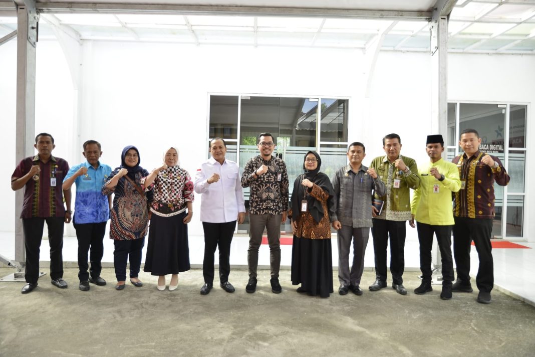 Tim KPK dari Ditpermas foto bersama usai melaksanakan audiensi dengan Bupati Batubara Ir H Zahir MAP yang berlangsung di aula mini Rumah Dinas Bupati, Komplek Inalum, Tanjung Gading, Kecamatan Sei Suka.