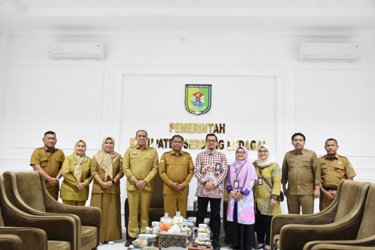 Bupati Sergai H Darma Wijaya didampingi lainnya foto bersama saat menerima  audiensi dari perwakilan  KPK RI di ruang kerjanya, Komplek Kantor Bupati Sergai, Sei Rampah.